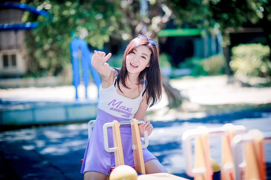 我避开无事时过分热络的友谊，这使我少些负担和承诺。我不多说无谓的闲言，这使我觉得清畅。------我尽可能不去缅怀往事，因为来时的路不可能回头。我当心的去爱别人，因为比较不会泛滥。我爱哭的时候便哭，想笑的时候便笑，只要这一切出于自然。我不求深刻，只求简单。——三毛《送你一匹马》